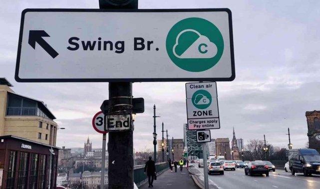 İngiltere'de hem hava ve gürültü kirliliğini hem de trafik yoğunluğunu ...