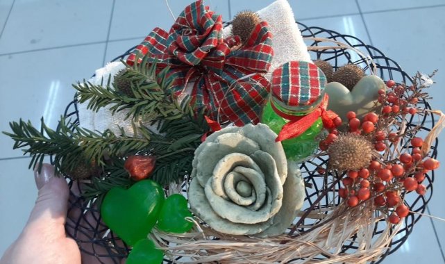 İzmit Belediyesi Meslek Edindirme Kurslarında (İZMEK) kursiyerlere sabun ve...