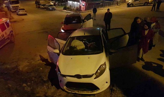 Karabük'ün Safranbolu ilçesinde iki otomobil çarpıştı