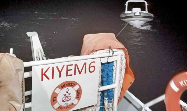 Makine arızası yapan ve açık denizde sürüklenen tekne, Kıyı Emniyet Genel M...