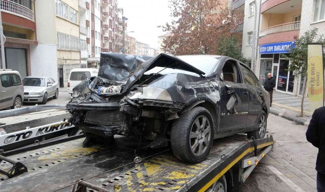 Malatya'da sürücünün kontrolünden çıkan otomobil park halindeki araçlar...