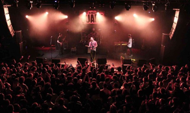 Rock müziğinin sevilen gruplarından Duman, Bursa'da konser verdi. Hayra...