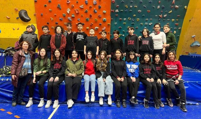 Samsun'da öğrenciler, 'Geleceğe Kulaç Atıyoruz', 'Zirvede B...