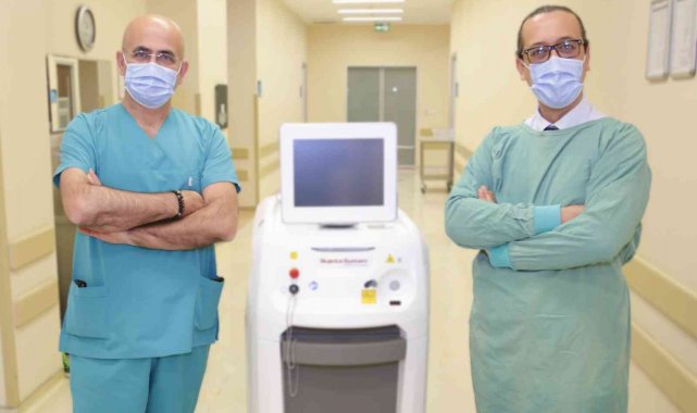 Üroloji Uzmanı Doç. Dr. Önder Çinar, lazer enerjisi yardımıyla kapalı cerra...