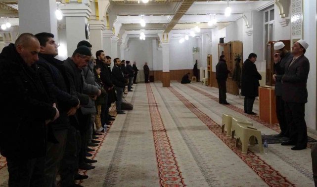 Vanlılar, üç ayların müjdecisi olan Regaip Kandili dolayısıyla camilere akı...