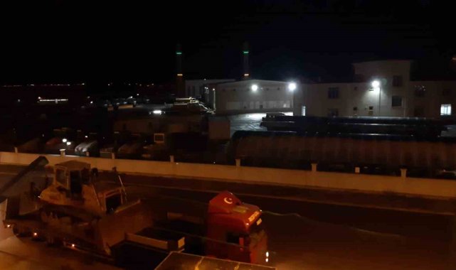 Afyonkarahisar İl Özel İdaresinden 79 araç ve 80 personelin deprem bölgesin...