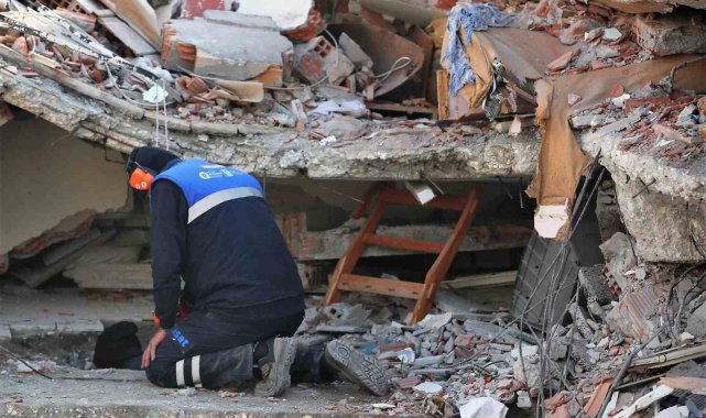 Antalya Büyükşehir Belediyesi ASAT Genel Müdürlüğü ekiplerinin, enkazda yap...