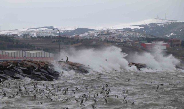 Balıkesir'in Bandırma İlçesinde Sibirya üzerinden etkili olan fırtına i...