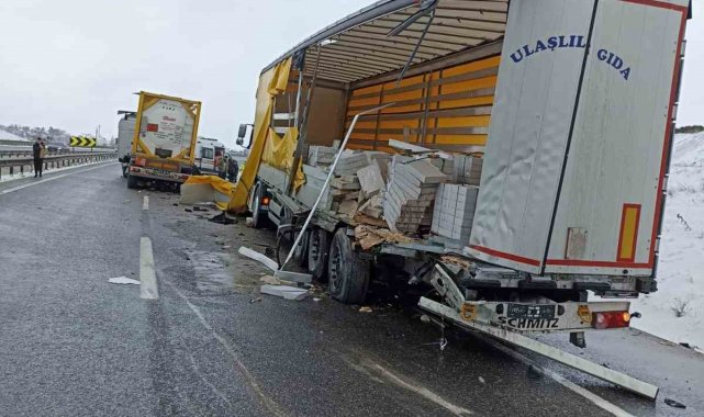 Bilecik'in Bozüyük ilçesinde 2 tırın çarpışması sonucunda meydana gelen...