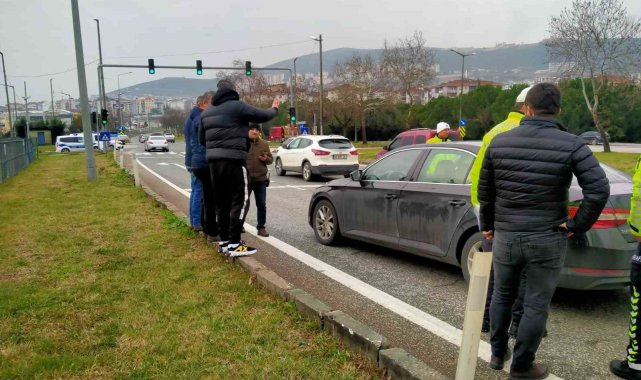 Bursa'nın Orhangazi ilçesinde ana yoldan karşıya geçmek isteyen 13 yaşı...