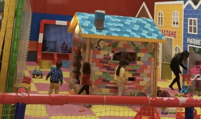 Eskişehir'de bulunan Polis Evi'nde misafir edilen depremzede ailele...