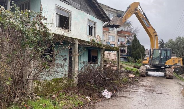 Kocaeli'nin Gölcük ilçesinde güçlendirilmesi yapılmayan orta hasarlı bi...