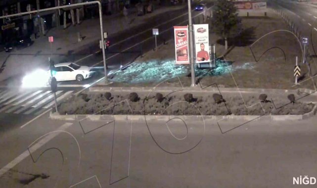 Niğde'de kırmızı ışıkta bekleyen otomobile hızla gelen otomobil çarptı....