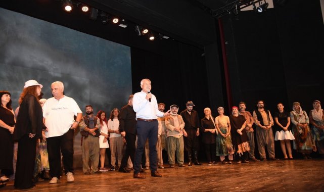 Adana Büyükşehir Belediye Tiyatrosu'nun sahnelediği "Boynu Bükük Ö...