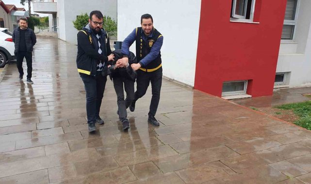 Adana'da dolmuşa binen 3 vatandaşın cep telefonunu çalan zanlı tutuklan...