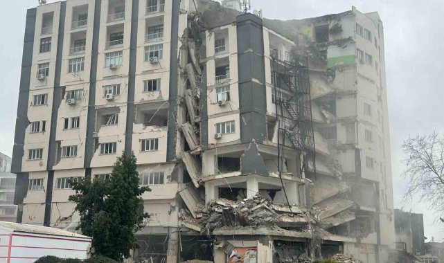 Adana'nın Ceyhan ilçesinde çarşı merkezinde bulunan ve depremde ağır ha...