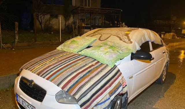 Adıyaman'da bir çok araç sürücüsü araçlarını dolu yağışına karşı battan...