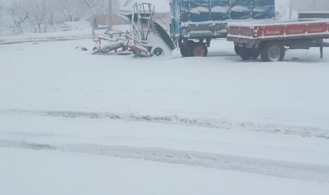 Afyonkarahisar'da dün gece geç saatlerde başlayan kar yağışı kısa süred...