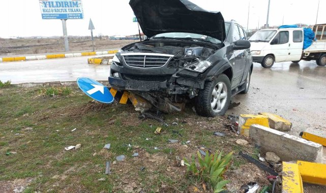 Afyonkarahisar'da iki otomobilin kavşakta çarpıştığı kazada ikisi bebek...