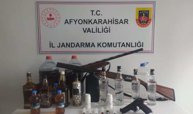 Afyonkarahisar'da kaçak alkol sattığı öne sürülen 4 kişi jandarma taraf...