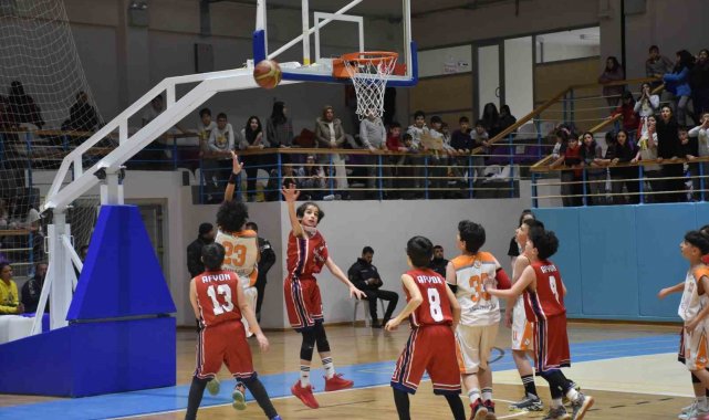 Afyonkarahisar'da 'Küçük Erkek Ve Kız Basketbol' müsabakaları s...