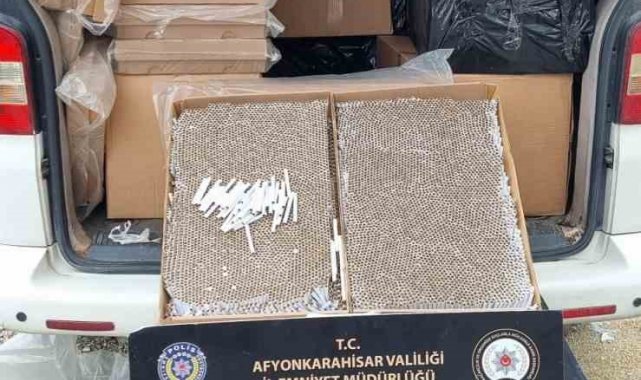 Afyonkarahisar'da polis tarafından iki farklı araçta 320 bin adet doldu...