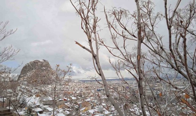Afyonkarahisar'da sabaha karşı başlayan kar yağışı etkisini yer yer sür...