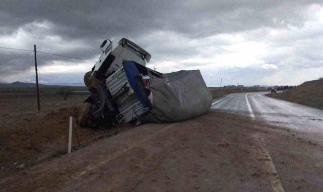 Afyonkarahisar'da sürücüsünün kontrolünden çıkan hayvan yemi yüklü tır ...