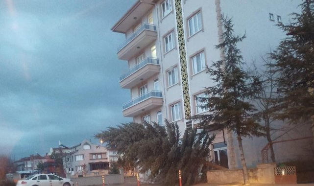 Afyonkarahisar'ın İhsaniye ilçesinde etkili olan fırtına ağaçları yerin...