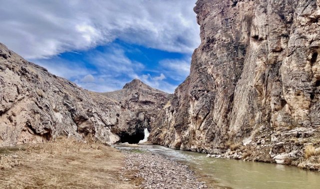 Ağrı'nın Diyadin ilçesinde doğal köprü olma özelliği ile tanınan Kudret...