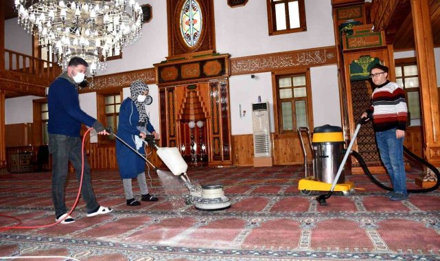 Alaplı Belediyesi, yaklaşan Ramazan ayı öncesinde camilerde temizlik çalışm...