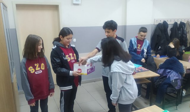 Amasya'da ortaokul öğrencileri harçlıklarından biriktirdikleri paraları...