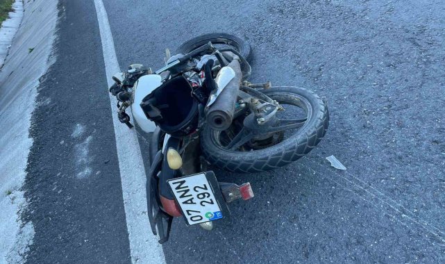 Antalya'nın Gazipaşa ilçesinde hafif ticari araçla motosikletin çarpışm...