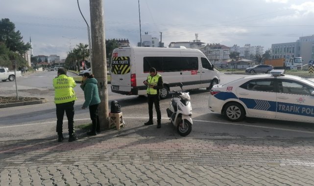 Antalya'nın Manavgat ilçesinde ticari araç ile motosikletin çarpışması ...