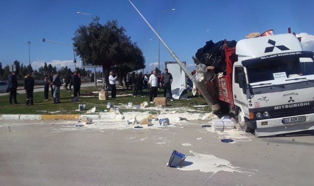 Antalya'nın Serik ilçesinde okul servisi ile kamyonun çarpışması sonucu...