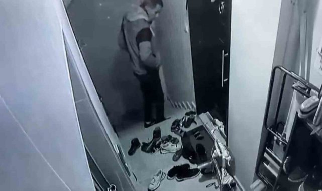 Arnavutköy'de bir binaya giren şahıs, kapı önlerinde duran ayakkabılard...