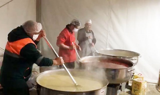 Ataşehir Belediyesi'nin deprem bölgelerinde kurduğu Aşevlerinden Ramaza...