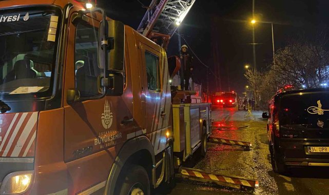 Avcılar'da plastik malzeme deposundaki plastik su depoları alev alev yandı