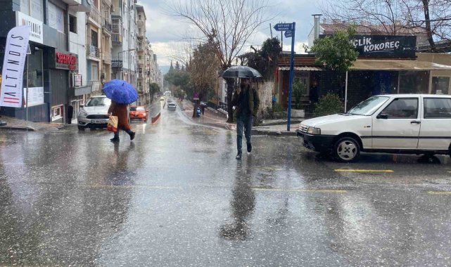 Aydın'da beklenen sağanak yağış kısa sürede etkili oldu. Doluyla karışı...