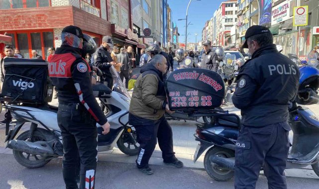 Bakırköy'de polis ekipleri motosiklet, motokurye ve yayalara yönelik de...
