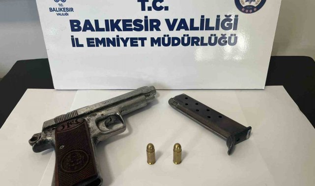 Balıkesir'de polis ve jandarma ekiplerinin ayrı ayrı yaptıkları organiz...
