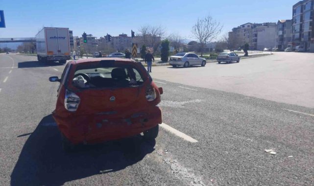 Balıkesir'in Edremit ilçesinde 4 aracın birbirine girdiği zincirleme tr...