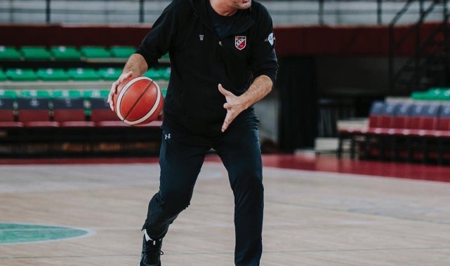 Basketbol Süper Ligi'nde elde ettikleri Fenerbahçe galibiyetiyle üçüncü...