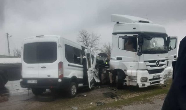 Batman Siirt karayolunda minibüs ile tırın çarpışması sonucu yaşanan kazada...