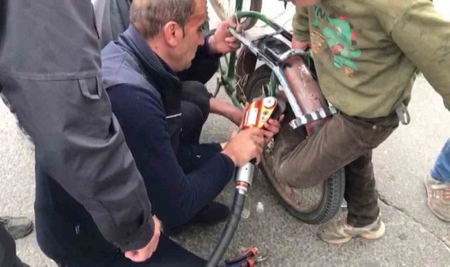 Batman'da ayağı bisikletin tekerine sıkışan çocuğu itfaiye ekipleri kur...