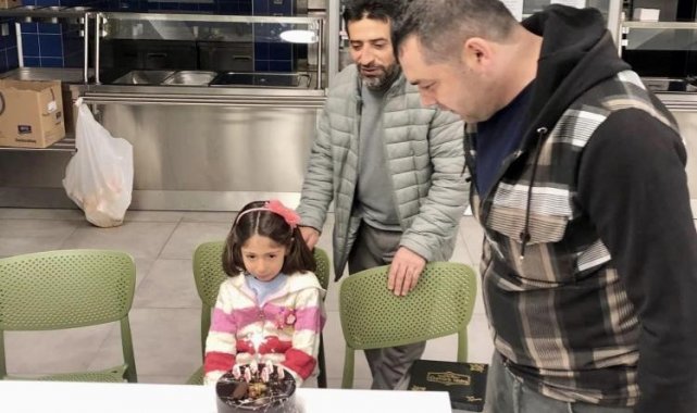 Bilecik'e ailesiyle birlikte deprem bölgesinden gelen minik depremzede ...