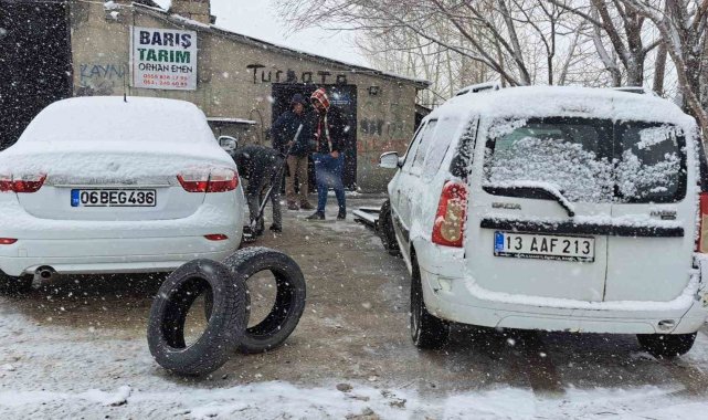 BİTLİS (İHA) – Bitlis'in Adilcevaz ilçesinde etkili olan kar yağışı hay...