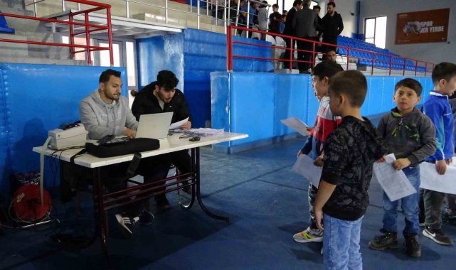 Bitlis'in Tatvan ilçesindeki 45 okuldan bin 792 öğrenciye sportif yeten...