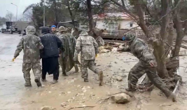 Bitlis'te konuşlu 10'uncu Komando Tugayı, selden etkilenen Adıyaman...