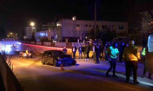 Bolu'da gece saatlerinde alt geçitte kontrolden çıkan otomobil bariyerlere çarparak